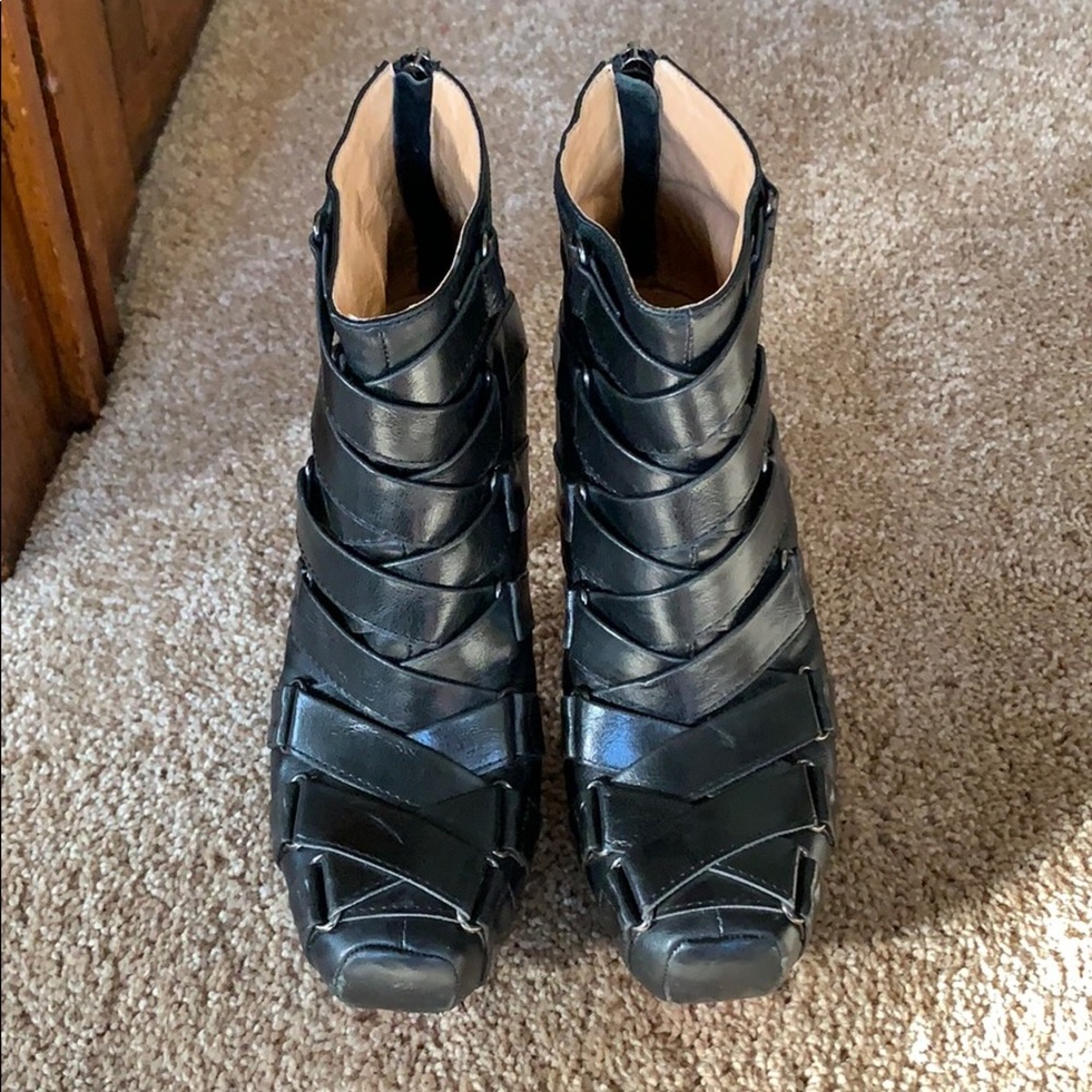 🚨Christian Louboutin Nitoinimoi Leather Booties🚨